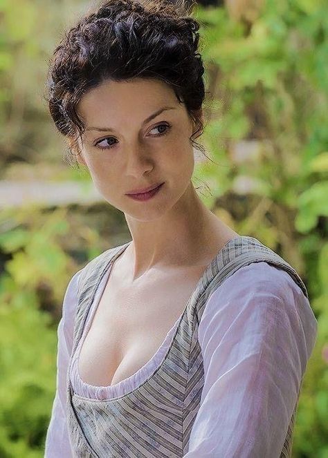 Caitriona Balfe Outlander, Outlander Novel, Outlander Costumes, Outlander Claire, Diana Gabaldon Outlander, Fantasy Tv, Sam Heughan Outlander, Claire Fraser, Outlander Jamie