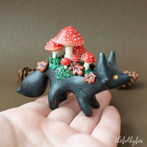 Hi everyone! 🍄✨ Here's the penultimate mushroom fox of this serie! On this one you can find some amanita muscaria suggested by @dani_smokey ! . This cute fox mushroom will be available for adoption this Friday at 3pm Pacific Time (link in bio) . A few time conversions below: PDT - 3pm Friday  MDT - 4pm Friday  CDT - 5pm Friday  EDT - 6pm Friday  London - 11pm Friday  Berlin - 12 midnight Saturday . . . #forest_of_twinkling_fireflies #foxart #foxlove #foxofinstagram #foxy #foxesofinstagram #anim Goblincore Clay Ideas, Simple Sculpture Ideas Clay, Cottagecore Clay Crafts, Cute Stuff To Make With Clay, Whimsical Clay Art, Paper Clay Ideas, Things To Sculpt With Clay, Cute Clay Models, Clay Art Inspiration