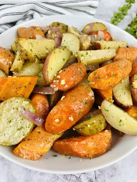 Slow Cooker Roasted Potatoes, Carrots Slow Cooker, Roasted Potatoes And Onions, Easy Roasted Potatoes, Carrots Side Dish, Cooked Potatoes, Roasted Potatoes And Carrots, Potatoes Roasted, Slow Cooker Potatoes