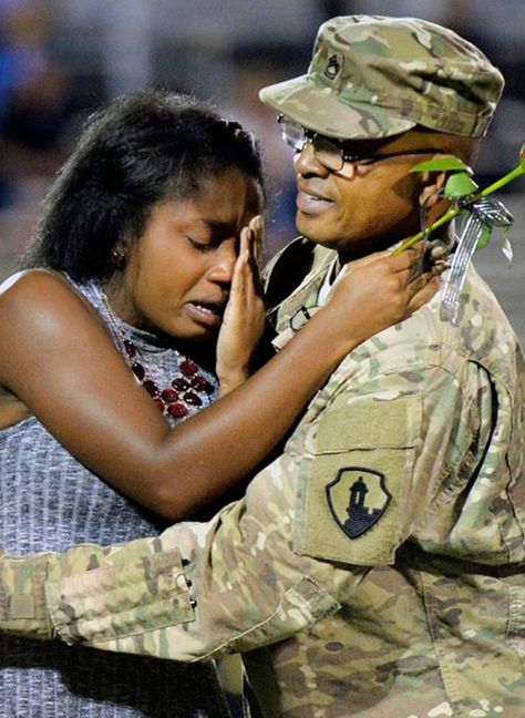 This Dad Soldier Surprising His Daughter on Homecoming Has Us in Tears Soldiers Homecoming, Soldier Kissing Goodbye, Military Homecoming Pictures, Soldier Surprises, Military Homecoming Videos, Soldiers Returning Home, Soldier Homecoming, Make You Cry, Real Life Stories