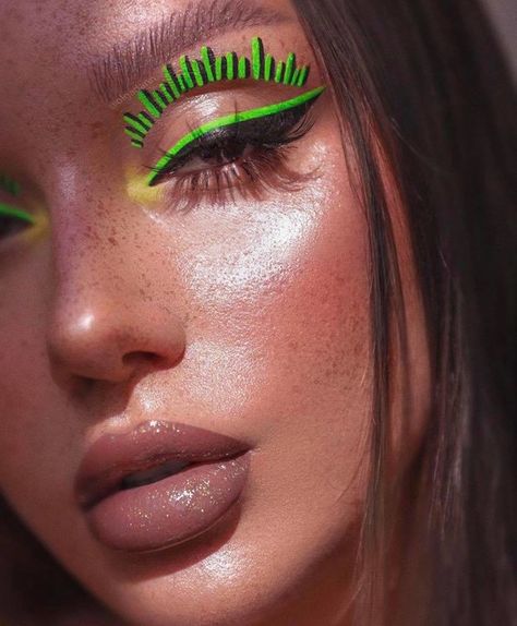 Are you kidding me with that neon green liner?! Neon graphic liner is such a statement. Floating Eyeliner, Eyeliner Trends, Party Make-up, Eyeliner For Beginners, Graphic Makeup, Eyeliner Styles, Cool Makeup Looks, Hot Makeup, Green Makeup