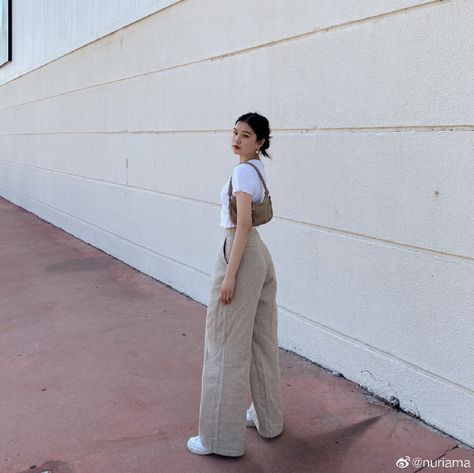 Nuria Ma Outfits, Pants And Tshirt Outfits, How To Style Light Beige Pants, Beige Trousers Outfit Aesthetic, Beige Trousers Outfit Summer, Beige Tshirt Outfits Women, Beige Loose Pants Outfit, How To Style Beige Trousers, Beige Jeans Outfit Summer