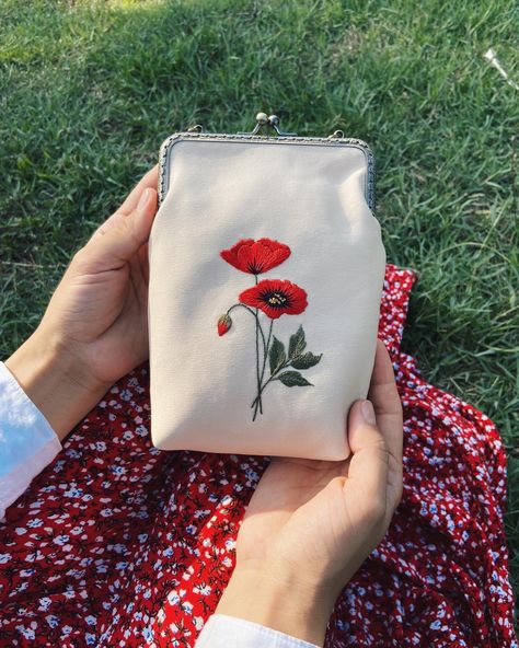 Cottagecore Bag, Baby Dress Diy, Vintage Style Bag, Clothes Embroidery Diy, Embroidered Gifts, Red Embroidery, Embroidery On Clothes, Diy Sewing Pattern, Flower Bag