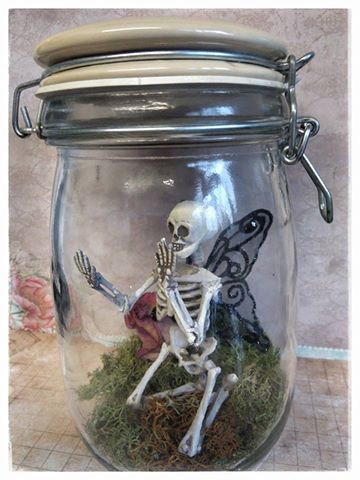 dead fairy in a jar, fairy skeleton Skeleton In A Jar, Diy Skeleton Fairies, Goth Fairy Decor, Fairy Skeleton In A Jar Diy, Skull Diy Crafts, Dead Fairy Costume, Skeleton Fairy Diy, Spooky Crafts Diy, Fairy Skeletons