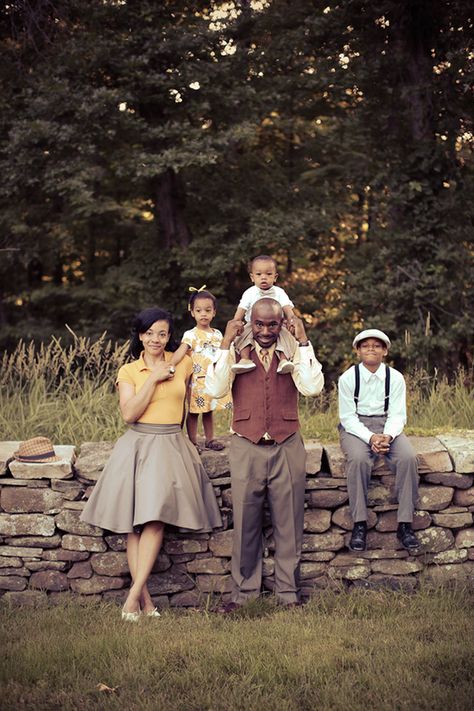 Adorable Vintage-Themed Family Photo Shoot Vintage Family Photoshoot Ideas, Family Vintage Photoshoot, Vintage Family Photoshoot Outfits, Retro Style Family Photoshoot, 50s Family Photoshoot, Victorian Style Family Photoshoot, 1950s Family Photos, Vintage Family Photoshoot, Retro Family Photoshoot