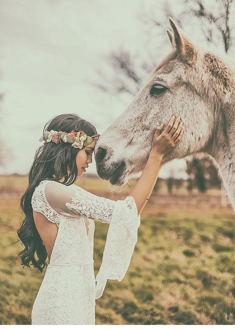 Horse Wedding Photos, Horse Photography Poses, Country Wedding Photos, Horse Wedding, Horse Dress, Wedding Picture Poses, Bridal Pictures, Bridal Poses, Bride Portrait