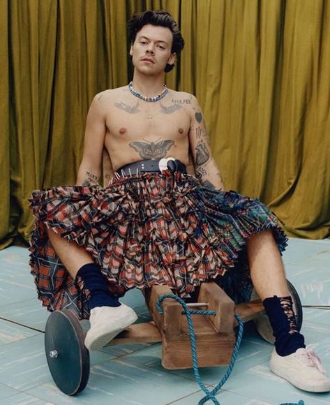 Vogue Harry Styles, Harry Styles Dress, Harry Styles Vogue, Vogue Photoshoot, Harry Styles Outfit, Gender Fluid Fashion, Tartan Skirt, Harry Styles Cute, Harry Styles Wallpaper