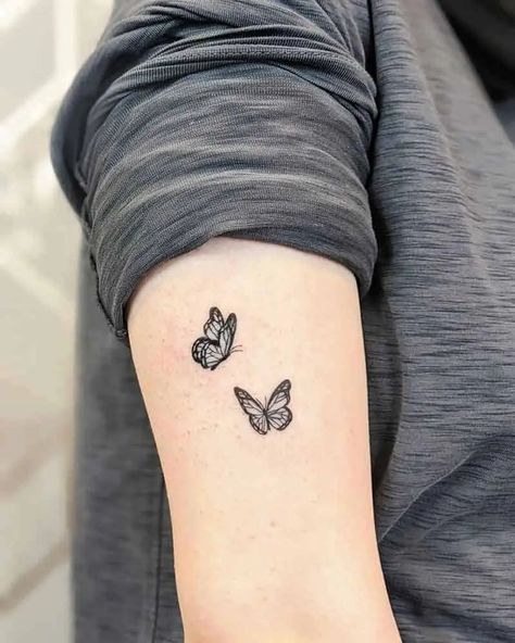 Small Monarch Butterfly Tattoo Wrist Tattoos Butterfly, Feminine Wrist Tattoos, Small Remembrance Tattoos, Monarch Tattoo, White Butterfly Tattoo, Tiny Butterfly Tattoo, Monarch Butterfly Tattoo, Simple Wrist Tattoos, Small Back Tattoos