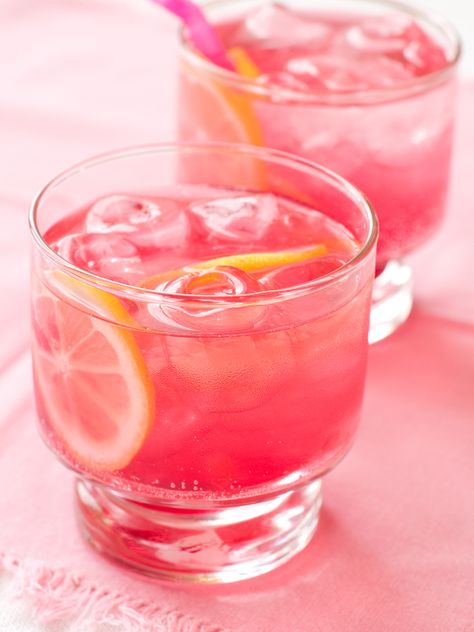 La limonada de rosa tiene un color que lo hace ver más atractivo para la vista de cualquiera al cambiar de los tradicionales colores de las bebidas. Moscato Strawberry Lemonade, Vodka Lemon, Cocktails Vodka, Grapefruit Vodka, Cocktail Vodka, Strawberry Lemonade Recipe, Best Summer Cocktails, Raspberry Vodka, Lemon Ice