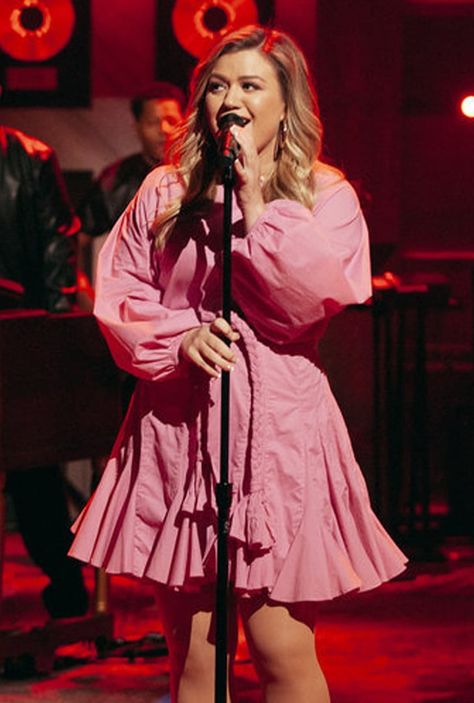 Watch Kelly Clarkson Singing Lizzo's "Good as Hell" Kelly Clarkson Outfits, Kelly Clarkson American Idol, Kelly Clarkson Songs, Church Outfit Ideas, Kelly Clarkson Show, Mood Music, Curb Cravings, Outfit Ideas For Church, Worship Team