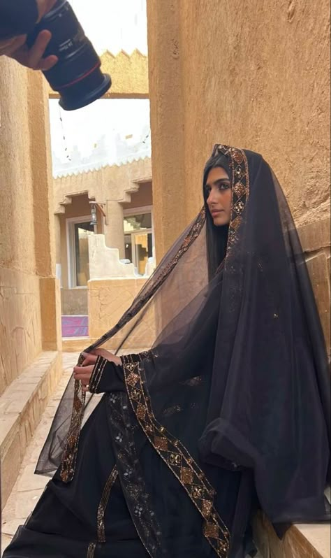 Arabian Women Outfits, Arab Traditional Dress, Persian Outfits, Saudi Traditional, Arab Dress, Arabian Princess, Eastern Dresses, Goddess Outfit, Arabian Dress