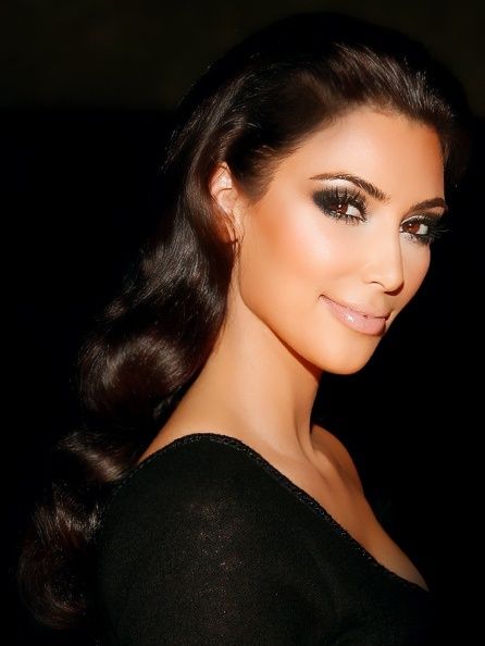 Kim Kardashian Kim Kardashian Makeup, Kim Kardashian Hair, Kardashian Hair, 1940s Hairstyles, Glamorous Makeup, Long Wavy Hair, Retro Hairstyles, Formal Hairstyles, Eye Make