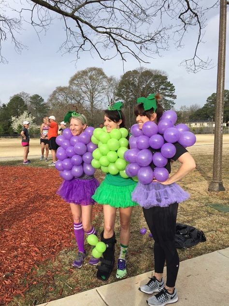 The original grapes Grape Halloween Costume, Grape Costume, Grape Festival, Grapes Costume, Fruit Costumes, Duo Halloween Costumes, Outfit Halloween, Holidays Halloween, Halloween Outfits