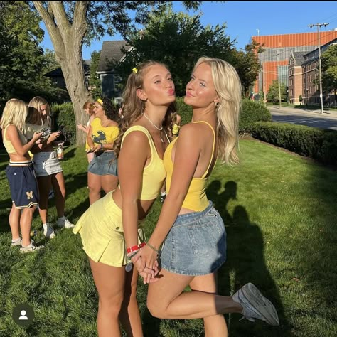 Maize Out Michigan Outfit, Umich Tailgate Outfit, Oregon Football Game Outfit, Game Day Photo Ideas, Ucla Game Day, Umich Game Day Outfit, Michigan Game Day Outfit, Umich Game Day, Umich Gameday