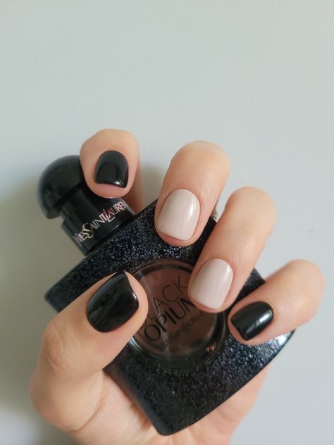 Black Nail With Accent, Dressy Black Nails, Gel Mani Short Nails Black, Black Tan Nails, Black And Beige Nails Short, Cream Black Nails, Fall Gel Nails Black, Taupe And Black Nails, Black And Beige Nails Design