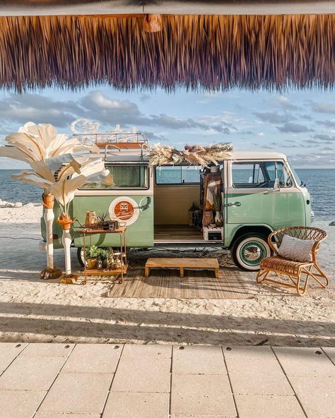 Vw Bus Beach Photoshoot, Mobile Photo Booth, Restaurant Aesthetics, Vintage Photo Booth, Vintage Bus, Vintage Photo Booths, Beach Cars, Farm Lifestyle, Combi Vw