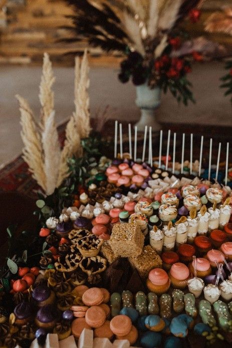 Wedding Drinks Table, Dessert Grazing Table, Wedding Drink Table, Wedding Cake Videos, Vendor Ideas, Cake Dessert Table, Wedding Signature Drinks, Wedding Drinks, Drinks Table