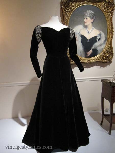 Marjorie Merriweather Post, Walburga Black, Silk Velvet Dress, Velvet Evening Gown, Fashion 1940s, 20th Century Fashion, 40s Fashion, 1940s Fashion, Historical Dresses