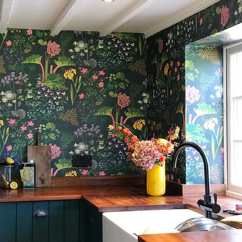 Interior Designer Sophie Robinson's kitchen Boras Tapeter Rabarber bright floral and rhubarb plants on dark green background wallpaper Easy Kitchen Updates, Sophie Robinson, Rhubarb Plants, Cottage Kitchen Design, Small Cottage Kitchen, Wallpaper Kitchen, Small Cottage, Botanical Wallpaper, Kitchen Wallpaper