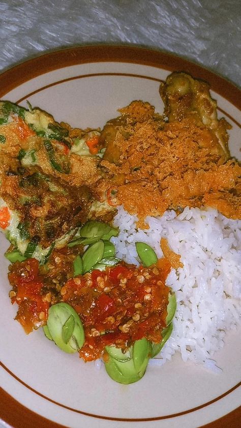 telor dadar, ayam goreng, sambal pete Sambal Pete, Dairy Drinks, Indonesian Food, Snap Food, Food Obsession, Spicy Recipes, Korean Food, Food Cravings, Soul Food