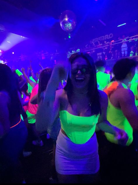 Neon Party Fits, Neon Outfits Party Night, Neon Outfits Party, Neon Party Outfits, Uv Party, Sweet 16 Party Themes, Neon Birthday Party, White Party Outfit, Dress Outfits Party