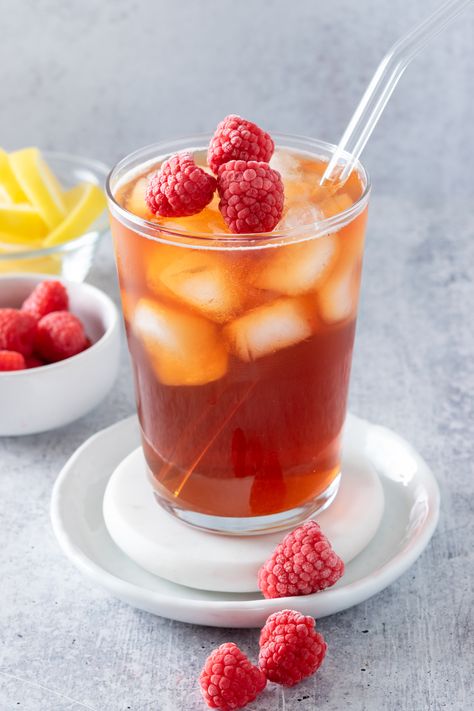 Homemade Raspberry Iced Tea High Tea Drinks, Homemade Raspberry Syrup, Home Made Ice Tea, Raspberry Ice Tea Recipe, Melon Tea, Copycat Starbucks Drinks, Summer Drink Recipe, Iced Tea Recipes Homemade, Raspberry Drink