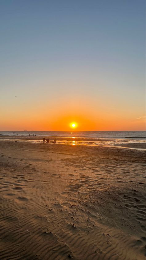 Beach Sunrise Pictures, Orange Sunsets, Beautiful Sky Pictures, Sunset On Beach, Sunsets And Sunrises, Sunrise Pictures, Ocean Treasures, Beach Sunrise, Orange Sunset