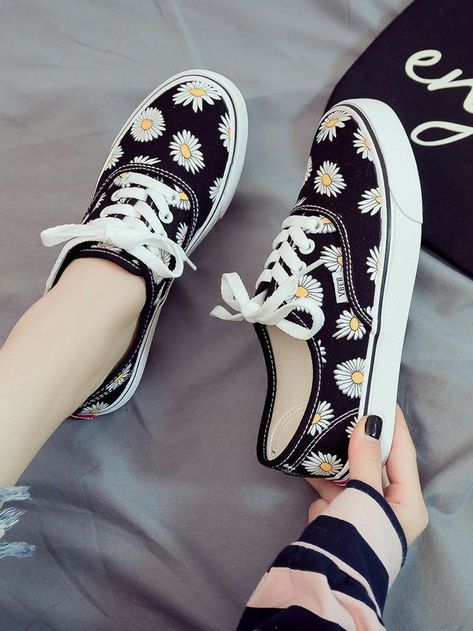 Daisy Shoes, Canvas Shoes Diy, Daisy Canvas, Vans Shoes Fashion, Painted Shoes Diy, Painted Canvas Shoes, Custom Painted Shoes, Custom Shoes Diy, Diy Sneakers