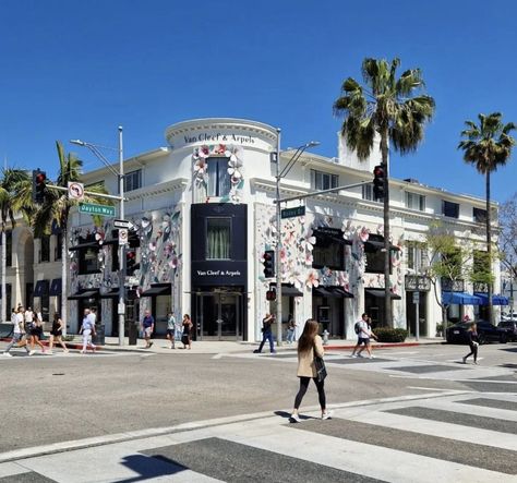 Perfect day for some window shopping ☀️ #OnlyOnRodeo⁠ ⁠ 📸: @dokumentiert Rodeo Drive, City Of Angels, Window Shopping, Van Cleef Arpels, Van Cleef, Perfect Day, Life Style, Rodeo, Drive