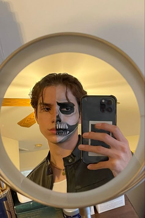 It Boy Halloween Costumes, Cute Halloween Costumes For Men, Halloween Makeup Guys Easy, Simple Halloween Face Paint For Men, Diy Guy Costumes Halloween, 2023 Halloween Costume Ideas Men, Halloween Costumes Man Easy, Halloween Costumes Boys Teenage, Halloween Face Makeup Men