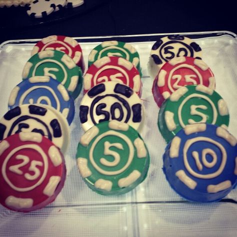 Poker chip chocolate covered oreos. #sugarmommysgtx Poker Desserts, Blackjack Party, Grandpas Birthday, Casino Themed Party, Casino Event, 007 Party, Vegas Cake, Casino Birthday, Casino Night Food