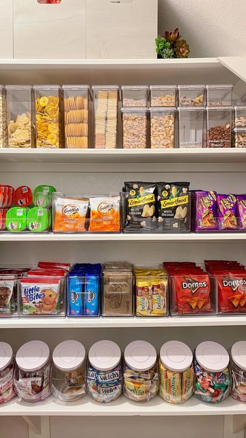 Dream Snack Pantry, Pantry Organizer Containers, Snack Closet Organization, Kitchen Food Organization Ideas, Cute Pantry Organization, Kitchen Room Decor Ideas, Snack Ideas For Pantry, Kitchen Decor Organization, House Ideas Organization