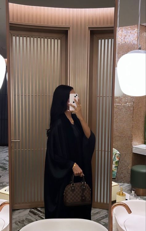 Abaya Aesthetic Black, Abaya Instagram Story, Dubai Bling, Summer Modest Outfits, Khaleeji Abaya, Elegant Abayas, Abaya Outfit, Abaya Black, Airport Pictures