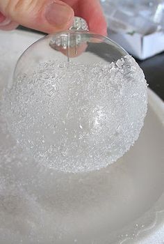 Snow Covered Glass Ornament - rub a glass ball ornament with a glue stick, dip into Epsom salt and let dry.  Easy for kids to do! Snowball Ornament, Jul Diy, Epson Salt, Glue Stick, Navidad Diy, Plated Desserts, Epsom Salt, Noel Christmas, Holiday Diy