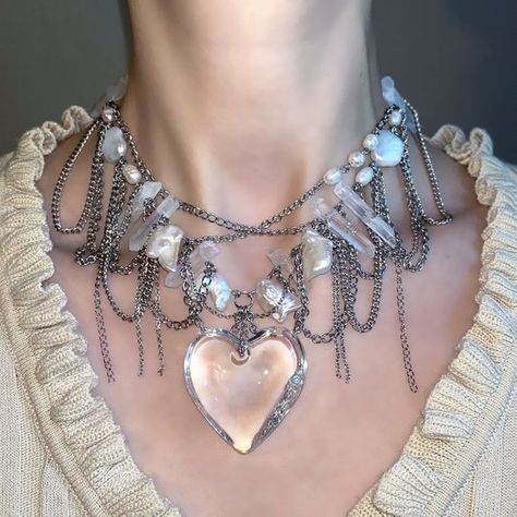 Alt Jewelry, Chain Necklace Diy, Crystal Locket, Raw Clear Quartz, Fancy Accessories, Gothic Necklace, Jewelry Lookbook, Quartz Crystals, Jewelry Outfit