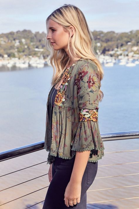 Spring Outfits Boho, Bohemian Schick, Boho Jeans, Estilo Hippie, Boho Jacket, Mode Boho, Bohemian Tops, Boho Chic Outfits, Trendy Fashion Outfits