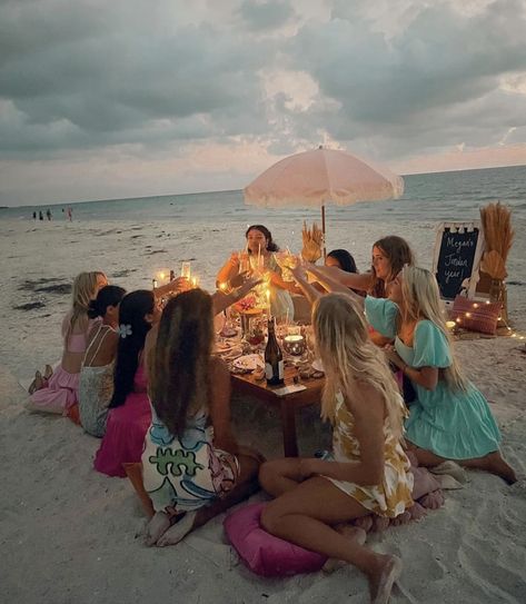 Dinner On Beach, Beach Day Friends, Night On The Beach, Friends At The Beach, Beach Dinner, Beach Friends, Friend Friendship, Dinner With Friends, Summer Bucket Lists