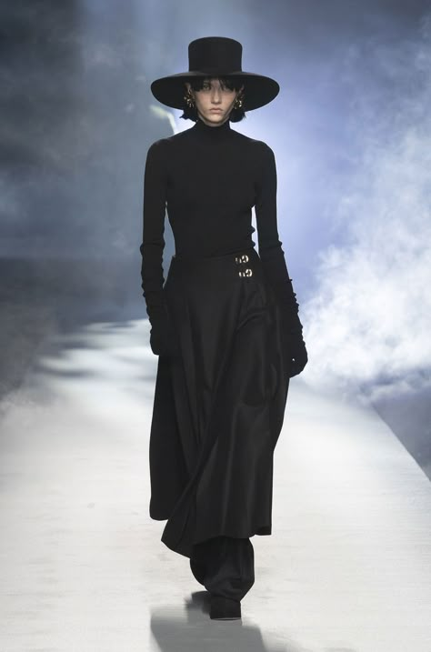 The Modern-Day Power Of Southern Gothic Fashion+#refinery29uk Southern Gothic Fashion, Sofia Steinberg, Gothic Ideas, Milano Fashion Week, Southern Gothic, Gothic Aesthetic, Shearling Coat, Alberta Ferretti, Black Hat