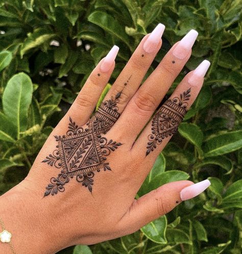 Hand Mehndi Designs Simple Easy, Henna Design Back, Hand Mehndi Designs Back, Back Mehndi Design, Back Hand Mehndi Designs Simple, Henna Main, Mehndi Designs Back Side, Hand Mehndi Designs Simple, Mehndi Designs Simple Easy