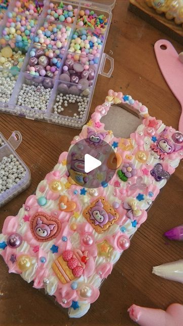 Danica Ybanez on Instagram: "💖I think this has become my new craft obsession #decoden @hellopotteryofficial 📍Irvine, CA  #kawai #kawaii #diy #art #crafts #cute #kuromi #phonecase #pink #sanrio" Sanrio Crafts, Diy Art Crafts, Crafts Cute, Pink Sanrio, Decoden Diy, Cute Kuromi, Cream Glue, Kawaii Diy, What To Make