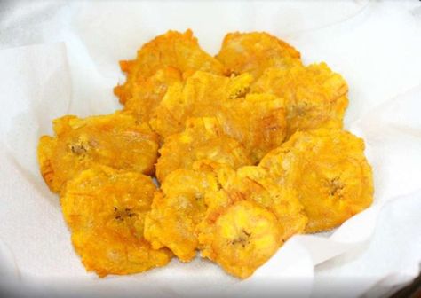 Tostones dominicanos Fried Plantain Recipe, Plantain Fritters, Aip Foods, Green Plantains, Fried Plantains, Plantain Recipes, Cuban Cuisine, Cuban Food, Rican Food