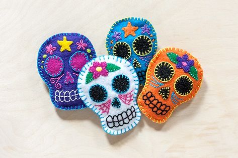 DIY: Felt Sugar Skull Sachets Felt Skull, Mexican Crafts, Day Of The Dead Skull, Sachet Bags, Felt Halloween, Felt Sheets, Sugar Skulls, Easy Crafts For Kids, Felt Diy