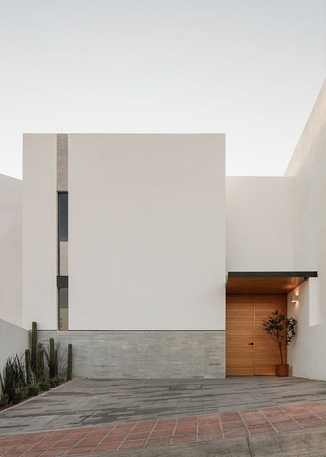 Simple House Facade, White Building Exterior, Facade House Design, Facade Design House, Concrete Minimalist House, House Facade Design, Facades Design, Villa Facade, Architecture Minimalist