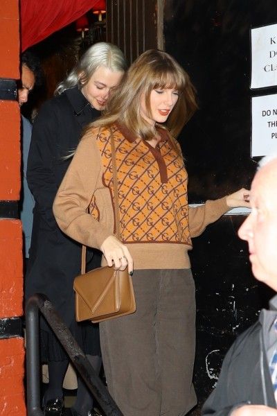 2023 Taylor Swift, Nyc 2023, Taylor Swift Street Style, Taylor Swift Web, Recycled Sweater, Phoebe Bridgers, Taylor Swift Outfits, Restaurant New York, Retro Tops