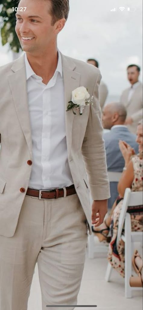 Groomsmen Attire Fall Wedding Color Combos, Mens Taupe Suit Wedding, Tan Groom Suit Beach Wedding, Sandy Groomsmen Suits, Beige Linen Suit Men Wedding, Light Khaki Suit Wedding, Tan Father Of The Bride Suit, Beige Tux Wedding, Groom Attire Beige Tan Suits