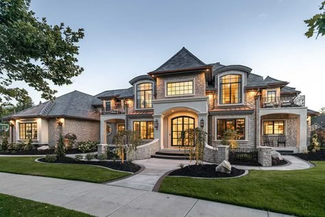 Luxury Homes Exterior, Mansion Exterior, Dream Mansion, Classic House Design, Beautiful House Plans, Luxury House Plans, Custom Built Homes, Luxury Homes Dream Houses, Luxury House Designs