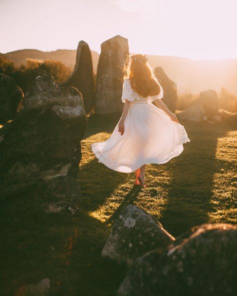 Rebecca on Instagram: “Casually looking for Jamie at the standing stones...🍂I'm always trying to finding that healthy balance between adventure, work, & downtime.…” Drums Of Autumn, Fairytale Photography, Claire Fraser, Princess Aesthetic, Jamie Fraser, + Core + Aesthetic, The Grass, Clothes Horse, Aesthetic Girl