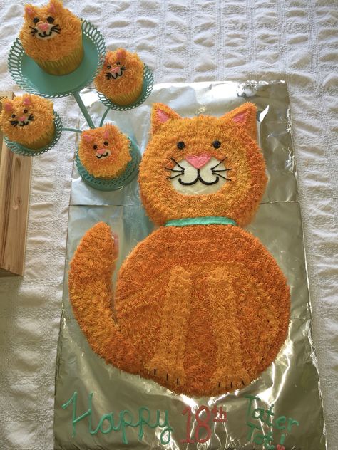 Cat Cupcakes Ideas Easy, Ginger Cat Cake, Cat Shaped Cake, Kitty Cakes Birthdays, Orange Cat Cake, Diy Cat Cake, Easy Cat Cake, Cat Cakes Birthday, Cat Cake Ideas