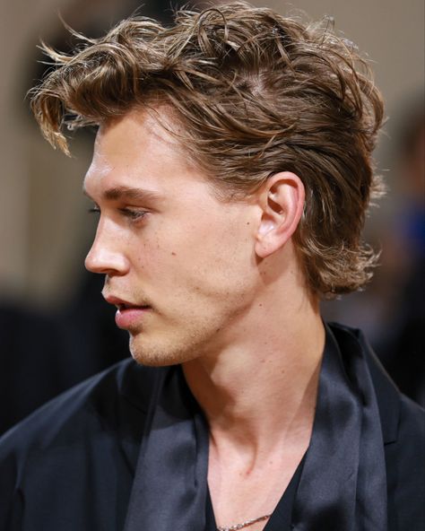 Modern Mullet Haircut, Mullet Haircuts, Mullet Haircut, Modern Mullet, Elvis Movies, Austin Butler, Elvis Presley, Haircuts For Men, Celebrity Crush