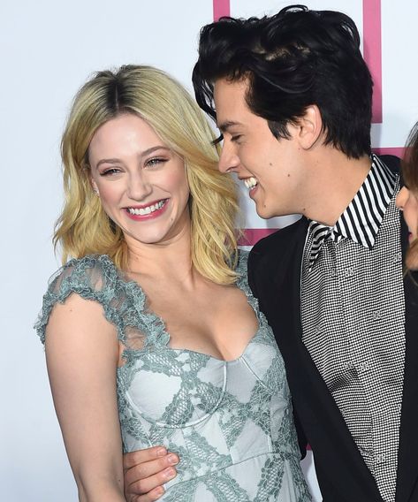 Lili And Cole, Cole Sprouse And Lili Reinhart, Riverdale Betty And Jughead, Cole Sprouse Aesthetic, Cole Sprouse Hot, Cole Sprouse Funny, Lili Reinhart And Cole Sprouse, Cole Sprouse Wallpaper, Cole M Sprouse